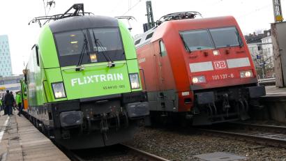 Bild: Christian Charisius/dpa
Gleis an Gleis: Flixtrain und die dominierende Konkurrenz Deutsche Bahn. (Archivbild)