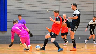 Bild: Thomas Schrems
Die Sportfreunde Kondrau um Jakob Rustler (rechts) und der ATSV Tirschenreuth mit Torhüter Philipp Wittke (links) und Michael Gleißner (mitte) kämpfen in der Zwischenrunde um den Einzug in die Futsal-Endrunde.