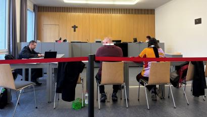 Bild: Jona Lang
Der Mann aus Weiden wurde in allen Anklagepunkten aufgrund von Schuldunfähigkeit freigesprochen. Wegen seiner psychischen Erkrankung wurde jedoch die Unterbringung in einem psychiatrischen Krankenhaus angeordnet.