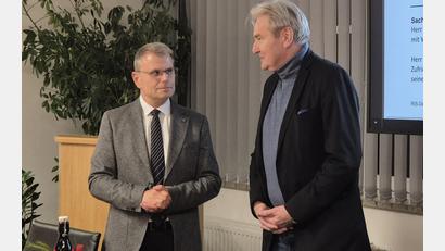 Bild: Lowak
Bürgermeister Karlheinz Budnik verabschiedet in der Sitzung des Stadtrats den langjährigen Leiter der Wohnungsbaugesellschaft, Anton Peter (rechts).