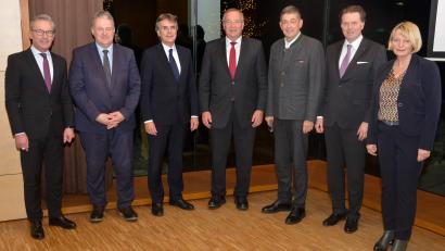 Bild: exb
Der neue Vorstand des Oberpfalz Marketing e. V. (v. l.): Werner Heß (Schatzmeister), Landrat Richard Reisinger (Schriftführer), Regierungspräsident Axel Bartelt (3. Vorsitzender), Bezirkstagspräsident Franz Löffler (1. Vorsitzender), HWK-Präsident Dr. Georg Haber (2. Vorsitzender), IHK-Hauptgeschäftsführer Dr. Jürgen Helmes (Beisitzer), OTHAW-Präsidentin Prof. Andrea Klug (Beisitzerin). In Abwesenheit gewählt wurde Finanzminister Albert Füracker als weiterer Beisitzer.