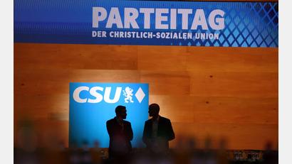 Bild: Karl-Josef Hildenbrand/dpa
Auf dem CSU-Parteitag wird der komplette Vorstand neu gewählt.