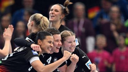 Bild: Federico Gambarini/dpa
Für die deutschen Handballerinnen ist der Halbfinaleinzug schon ein Erfolg.