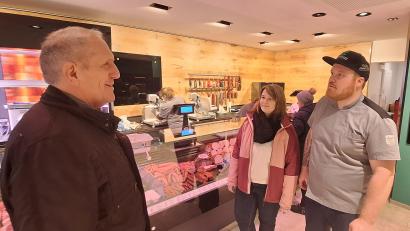 Bild: fks
Bürgermeister Werner Prucker (links) sah am ersten Verkaufstag in der neuen Metzgerei vorbei und plauderte mit Metzger Tobias Grünbauer (rechts) und dessen Frau Stephanie.
