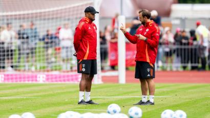 Bild: David Inderlied/dpa
Arbeitet weiter mit Kompany zusammen: Assistenzcoach Maric (r). (Archivbild)