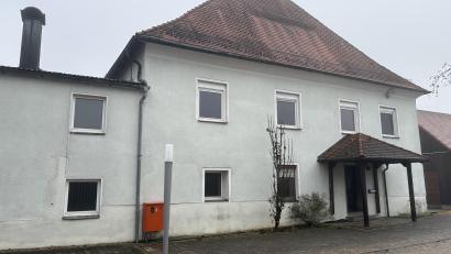 Bild: ge
Anfang nächsten Jahres kann es losgehen mit der Sanierung des alten Hofmarkschlosses und dem Neubau in Ursensollen.