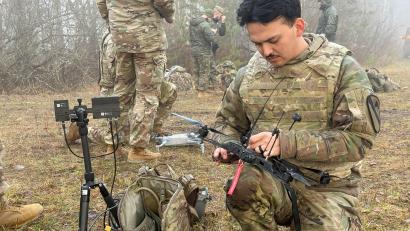 Bild: Gabi Schönberger
Vor dem Start des Wettbewerbs überprüfen die Soldaten, ob ihre Drohnen auch einwandfrei funktionieren.