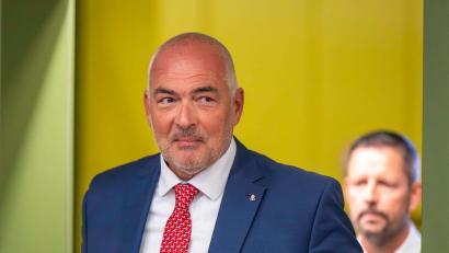 Bild: Peter Kneffel/dpa
Steht erneut vor Gericht: der ehemalige CDU-Bundestagsabgeordnete Axel Fischer. (Archivbild)