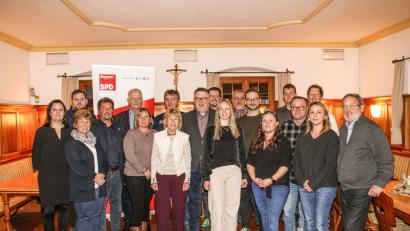 Bild: Volker Jung
Die SPD Hahnbach bei der Vorstellung ihrer Kandidtaten für die Kommunalwahl im kommenden Jahr (von links): Julia Jung, Klaus Rösch, Rosa-Maria Jung, Volker Jung, Reinhold Strobl, Balbina Swadzba, Christof Braunisch, Ingrid Wanger, Daniel Weidner, Tobias Christau, Marie Hirsch, Michael Schmid, Sebastian Weiß, Monika Dietrich, Thomas Scherer, Miroslaw Swadzba, Daniel Münch, Habibe Bolat und Rudolf See.