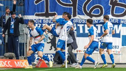 Bild: Andreas Gora/dpa
Baris Atik (2.v.l, 1. FC Magdeburg) jubelt nach seinem Treffer zum 2:1 mit Teamkollegen.
