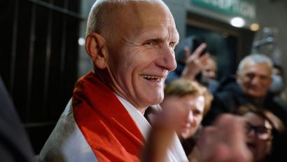 Bild: Mindaugas Kulbis/AP/dpa
Der Friedensnobelpreisträger Alex Beljazki ist wieder in Freiheit.