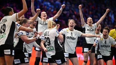 Bild: Federico Gambarini/dpa
Der Jubel kennt keine Grenzen: Die DHB-Frauen spielen um WM-Gold.