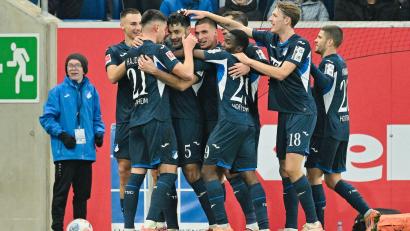 Bild: Uwe Anspach/dpa
Ozan Kabak (3. Spieler von l.) bejubelt Tor und Rückkehr in die Startelf nach schwierigen Zeiten.