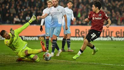 Bild: Swen Pförtner/dpa
Großchance für Hannover: Daisuke Yokota scheitert an Bochums Torwart Timo Horn.