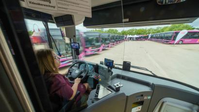 Bild: Andreas Arnold/dpa
Die Bahn betreibt auch viele Busse - nicht nur für Ersatzverkehr.