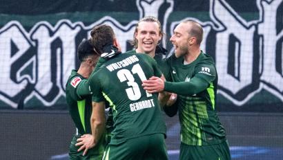 Bild: David Inderlied/dpa
Doppeltorschütze für Wolfsburg: Offensivmann Patrick Wimmer (M.).