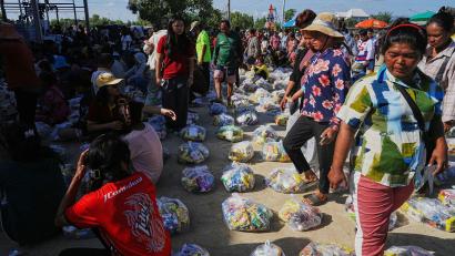 Bild: Heng Sinith/AP/dpa
Mehr als 500.000 Personen auf beiden Seiten des Grenzkonflikts wurden durch die Gefechte in die Flucht gedrängt. Hier warten Evakuierte in der Provinzstadt Banteay Menchey in Kambodscha auf eine Spende von einer lokalen Wohltätigkeitsorganisation.