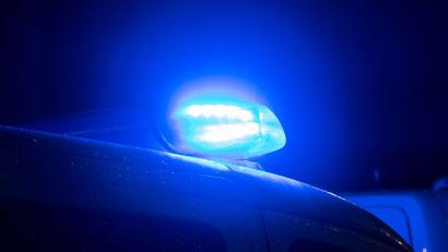 Symbolbild: Sarah Knorr/dpa
Die Polizei fahndete nach der flüchtigen Frau - sie wurde auf einem Parkplatz angetroffen.