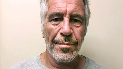 Bild: ---/AP/dpa
Im Epstein-Skandal haben US-Kongressabgeordnete erneut Fotos veröffentlicht. (Archivfoto)