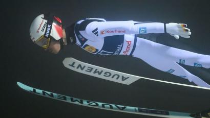 Bild: Hendrik Schmidt/dpa
Fliegt aufs Podest: Philipp Raimund.