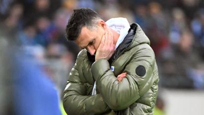 Bild: Uli Deck/dpa
Sichtlich frustriert: Karlsruhes Cheftrainer Christian Eichner.