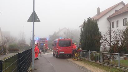Bild: Berufsfeuerwehr Regensburg
Bei einem Kleinbrand befindet sich eine Frau hilflos in ihrer Wohnung in Regensburg: Die Feuerwehr wird durch eine aufmerksame Anwohnerin verständigt und rettet sie.