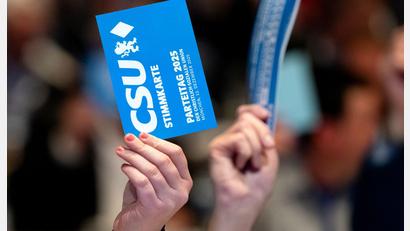 Bild: Sven Hoppe/dpa
Die CSU will eine Hymnenpflicht bei gesellschaftlichen Ereignissen in Deutschland.