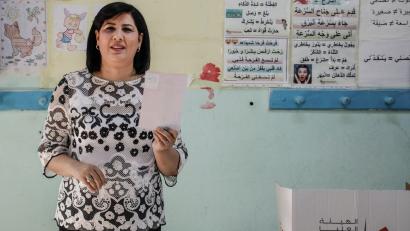 Bild: Khaled Nasraoui/dpa
Ein tunesisches Gericht hat die prominente Oppositionspolitikerin Abir Moussi zu einer Gefängnisstrafe von zwölf Jahren verurteilt. (Archiv)