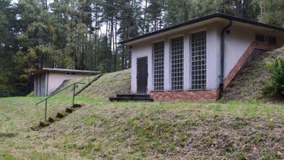 Bild: bnr
Mit der Sanierung des Hochbehälters Woppenhof II durch den Zweckverband Glaubendorfer Gruppe wird im nächsten Jahr begonnen. Der Hochbehälter Woppenhof I (im Hintergrund) wird rückgebaut.