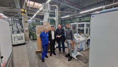 Bild: pr
André Rauch (Zweiter von links) und Marius Rauch (rechts) von der Gesellschafterfamilie mit Geschäftsführer Rainer Gräf (Zweiter von rechts) und Mitarbeiter Udo Müller an der neuen Maschine. Pro Minute zieht sie bis zu 2800 Verschlusskappen aus Aluminium.