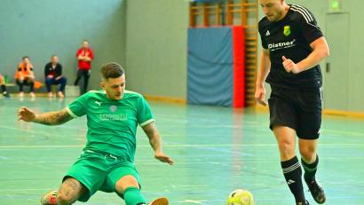 Bild: Thomas Schrems
Gekämpft haben David Bindl (links) von der SG Neualbenreuth/Waldsassen und Vladimir Kafka (rechts) vom ATSV Tirschenreuth. Für die Endrunde reichte es aber nicht.