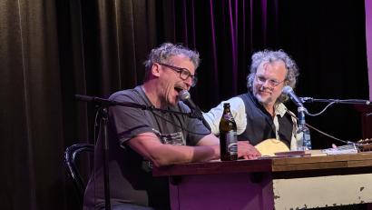 Bild: ero
Marcus H. Rosenmüller (links) und Gerd Baumann bei einem etwas ungewöhnlichen Duett.