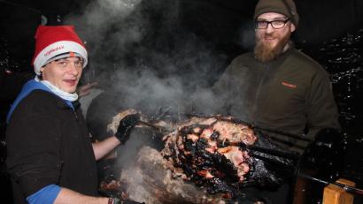 Bild: kro
Drei Spanferkel wurden gegrillt und verzehrt.