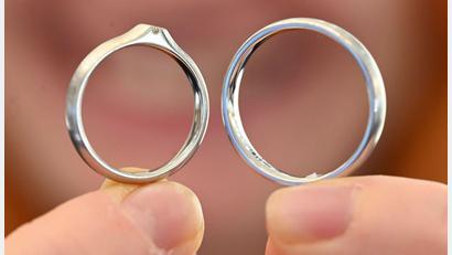 Bild: Uli Deck/dpa
Für Brautpaare sind Trauring aus Platin - wie links zu sehen - eine Alternative. (Archivbild)