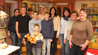 Bild: Franz Völkl
Sabrina und Christian Kleber (von links) spenden zusammen mit Sohn Florian (vorne mit Büchereifuchs) 500 Euro an die Waldthurner Bücherei.