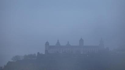 Bild: Karl-Josef Hildenbrand/dpa
Der Nebel kann sich teils nur zögerlich auflösen, örtlich liegen die Sichtweiten unter 150 Metern. (Symbolbild)