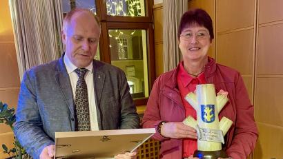 Bild: Krones
Martina Schübel, die "Rangerin vom ,Hunde Highway', freute sich sichtlich über die Verleihung des "Kulturschnoittlings" durch Bürgermeister Marcus Eichenmüller, der auch die Urkunde und einen Geldpreis dazu überreichte.