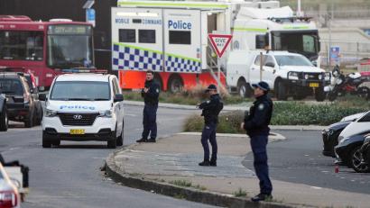 Bild: Mark Baker/AP/dpa
Polizeipatrouille am Bondi Beach bei Tagesanbruch. Nach dem Terroranschlag auf ein jüdisches Fest in der australischen Metropole Sydney gibt die Polizei die Zahl der Toten nun mit 16 an.