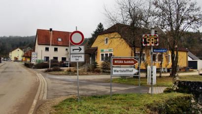 Bild: ds
Das mobile Geschwindigkeitsmessgerät am Ortseingang von Etzelwang aus Richtung Kirchenreinbach soll dort ständig bleiben.