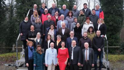 Bild: Hirsch
Die Christliche Wählergemeinschaft (CWG) und die Unabhängiigen Wähler Schwandorf (UW) nominierten ihre Kandidaten für die Kreistagswahlen. Listenführerin und Landratskandidatin ist Christina Bauer (vorne im roten Kleid).