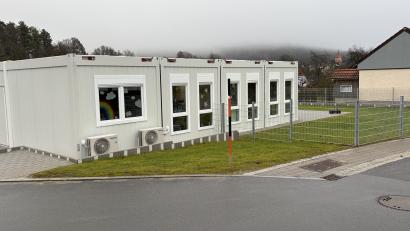 Bild: ge
Die Kinderkrippe in Schwend ist bereits in Betrieb, die acht Container stehen im Neubaugebiet "Hinter der Schmiede". Bei der Bürgerversammlung gab die Bürgermeisterin Einblick in den aktuellen Stand.