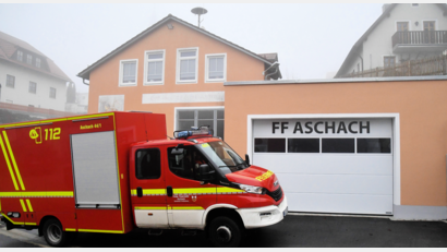 Bild: sche
Das TSF-L für die Feuerwehr Aschach stellt eine wertvolle Ergänzung dar, da es sowohl bei der Brandbekämpfung als auch bei technischen Hilfeleistungen flexibler eingesetzt werden kann. Rechts im Bild das mit viel Eigenleistung errichtete Nebengebäude.