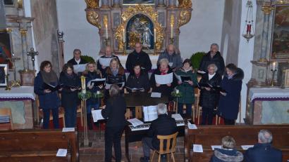 Bild: dob
Der Kirchenchor unter Leitung von Claudia Gruber verlieh dem Abend in der Altenstädter Simultankirche einen ganz besonderen Zauber.