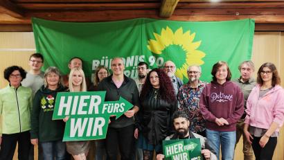 Bild: mzi
Verbandssprecherin Angelika Masi-Geißner (von links) mit den Kandidaten Quirin Weidinger, Ulrike Scheller, Peter Eckert, Antonia Lauß, Nicole Negi, Bernd Scheller, Marc Bauernschmitt, Jenny Wölfel, Bernhard Krieger, Amin Gharbi, Stefan Lindenberger, Schatzmeister der Grünen Jugend Amberg-Schwandorf Felix Stadlbauer-Valentin, Reinhard Stauber, Felicitas Böhmer.