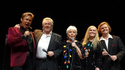 Bild: Houschka
Finale eines noch lange im Gedächtnis bleibenden Abends: Dennis Jale, Craig Morris, Donna Rhodes sowie Savannah und Sam Morris (von links) sorgten im Musikomm für zweieinhalb Stunden "Rockin` Christmas".