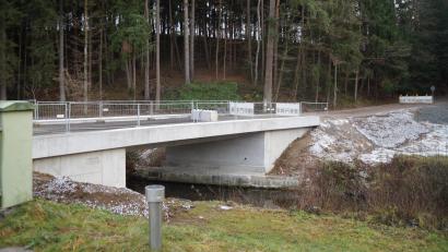 Bild: wel
Die neu sanierte Silbermühlbrücke kann erst nach Weihnachten für den Verkehr freigegeben werden, da das Geländer noch nicht montiert wurde.