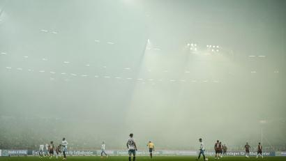 Bild: Swen Pförtner/dpa
Spielunterbrechung in Hannover.