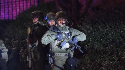 Bild: Steven Senne/AP/dpa
Nachbarn der Universität wurden aufgefordert, ihre Häuser nicht zu verlassen.