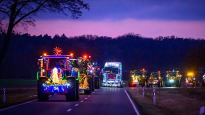 Bild: Patrick Pleul/dpa
Weihnachtlich beleuchtete und geschmückte Traktoren und Lkw sind bei der Lichterfahrt der Oderlandbauern in Brandenburg unterwegs.