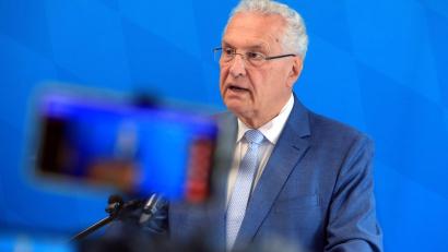 Bild: Karl-Josef Hildenbrand/dpa
Der bayerische Innenminister, Joachim Herrmann (CSU), sieht keinen Anlass auf den Besuch von Weihnachtsmärkten zu verzichten. (Archivbild)